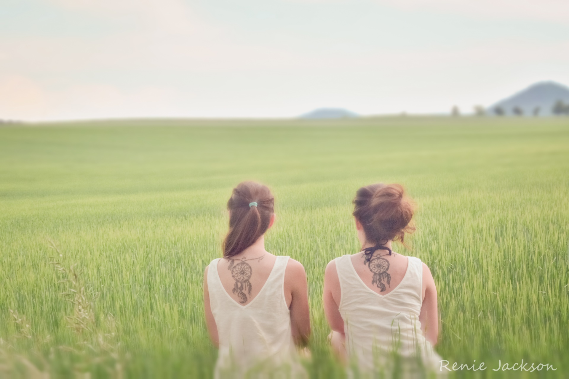 Две девушки в поле