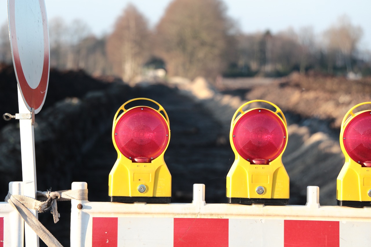 site warning light road works free photo