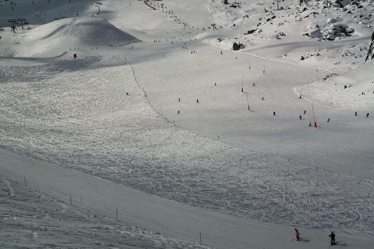 ski run skiing skiers free photo