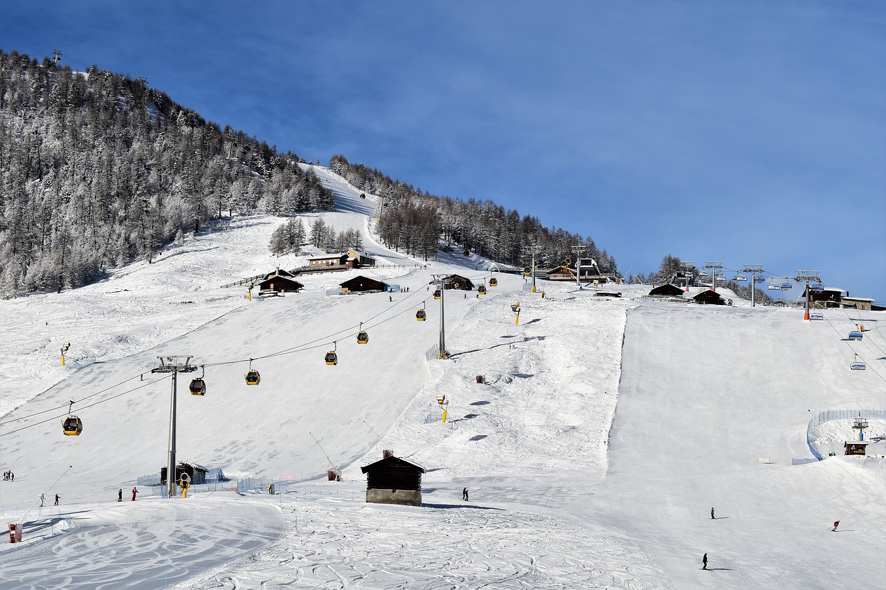 ski run  ski lift  skiing free photo