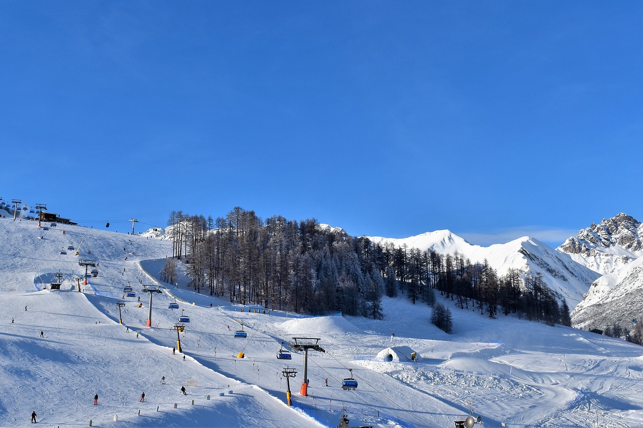 ski run  ski lift  skiing free photo