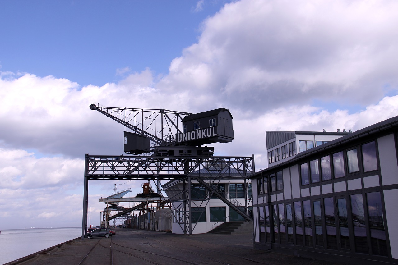 skudehavnen crane port free photo