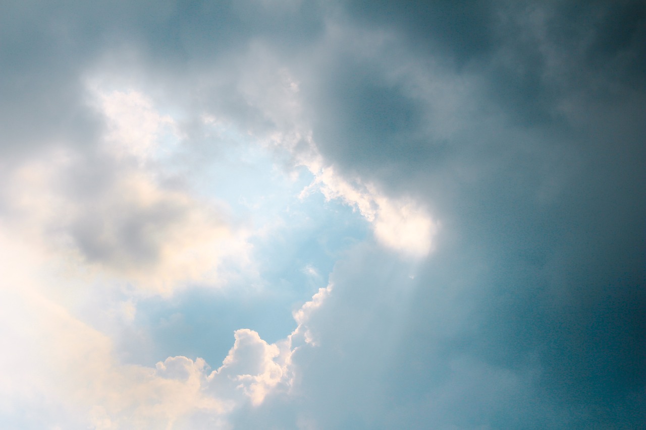 Воздух климат. Небо дождь. Фон небо дождь. Фон облака и дождь. Rain Sky with sunlight.