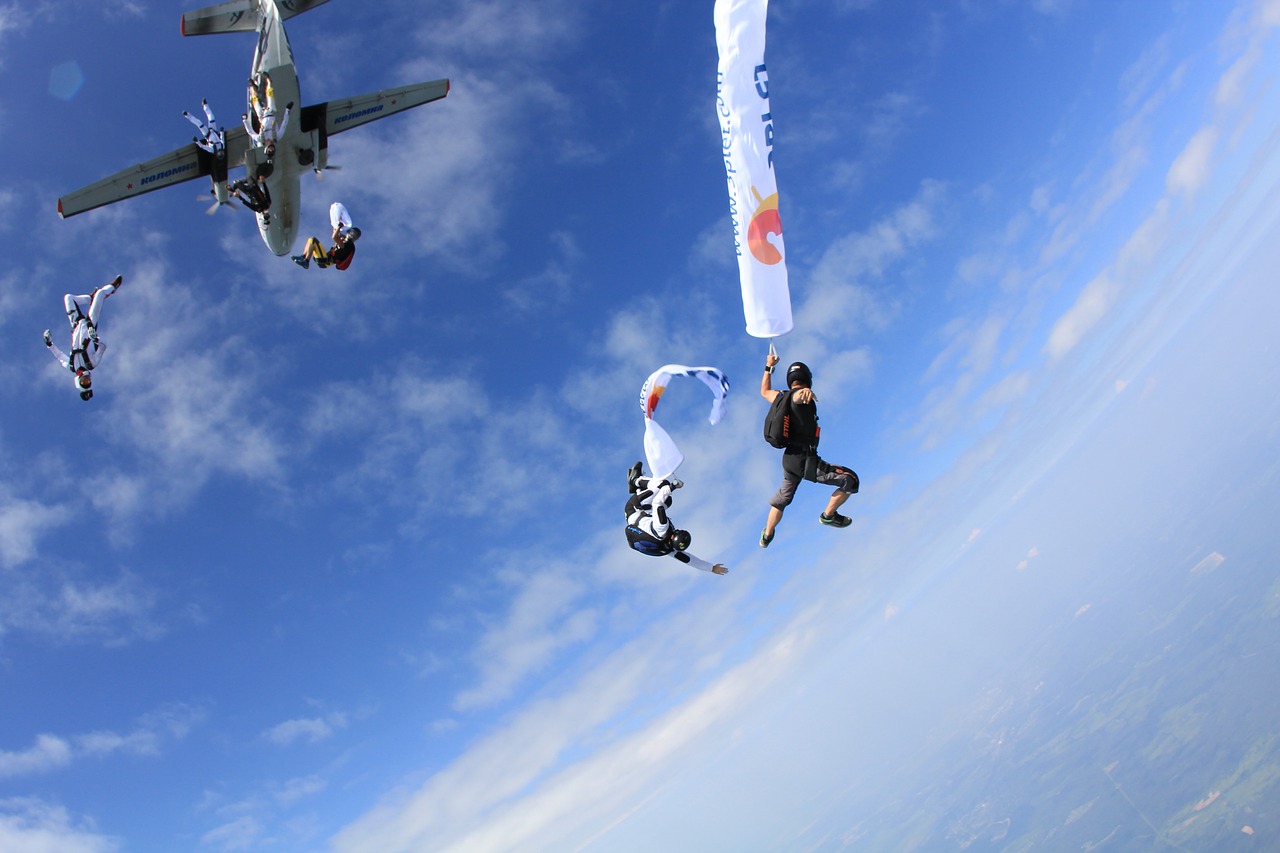 sky skydiving parachutes free photo