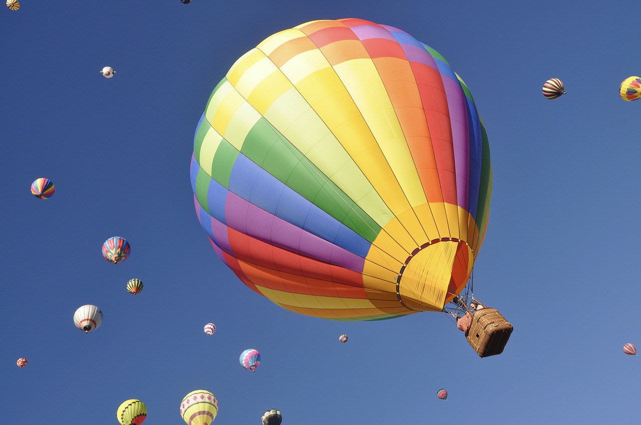 Воздушные шары в полёте для детей