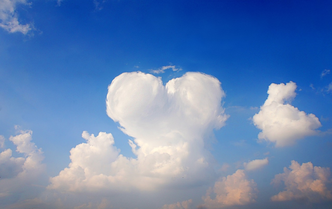 Друг облака. Облака. Красивые облака. Облако в виде сердца. Сердце из облаков.