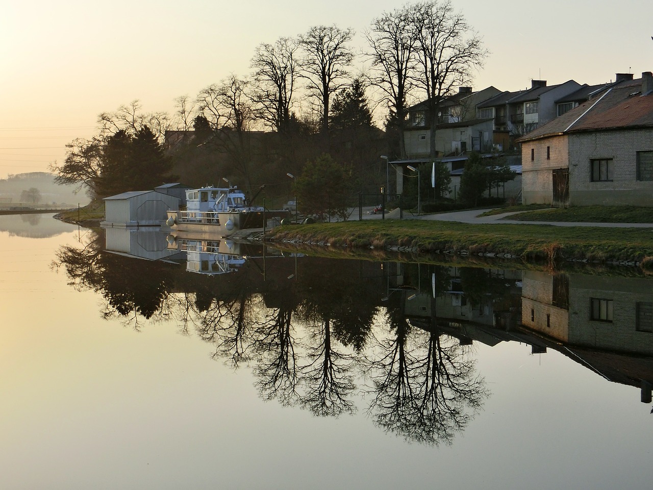 sky water mirroring free photo