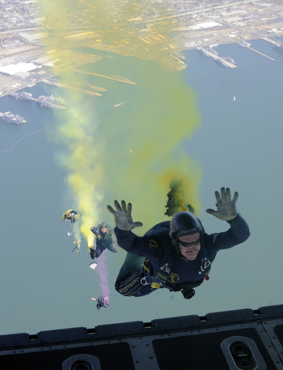 sky diver parachute jump free photo