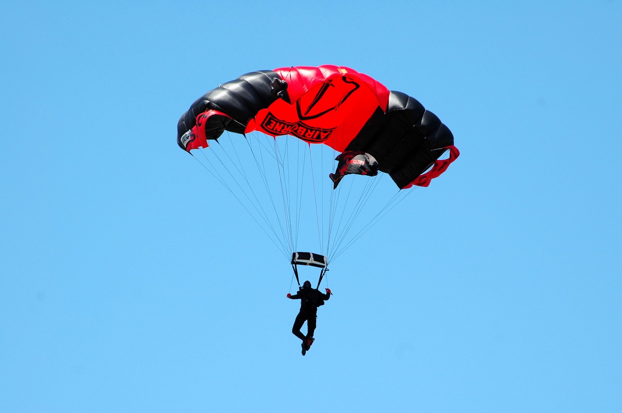 skydiver parachute extreme sport free photo
