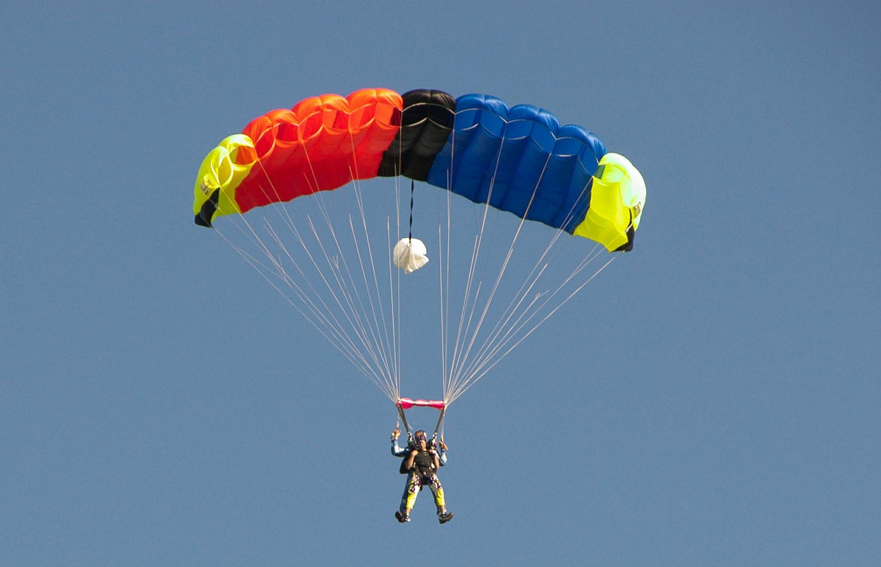 skydiver parachute skydiving free photo