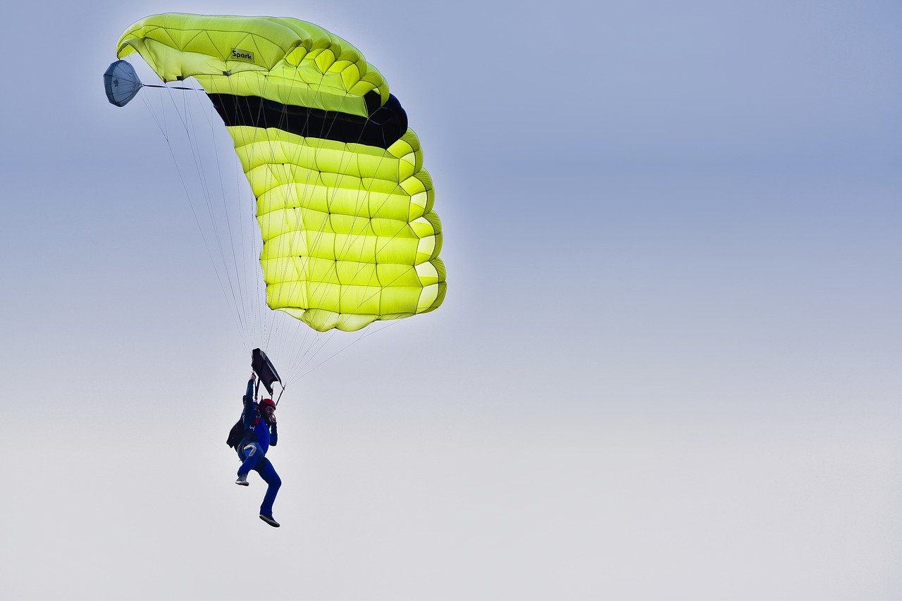 skydiving  parachute  parachutist free photo