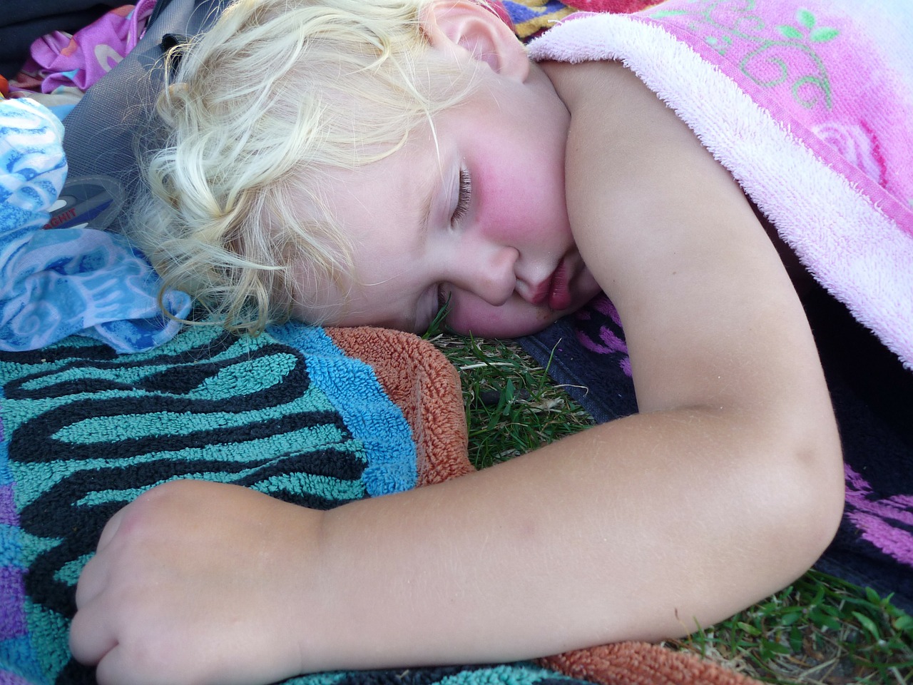 sleeping child girl free photo