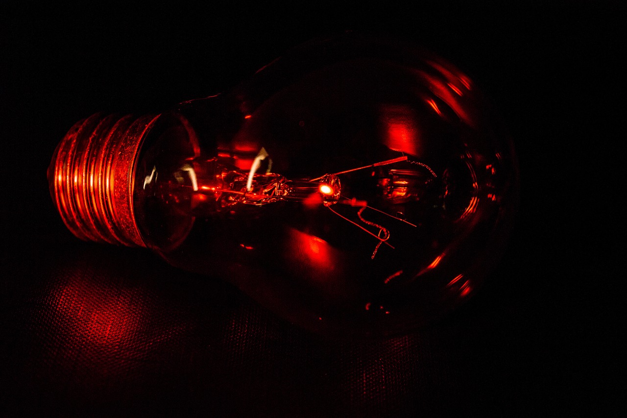 Single light. Отключение электричества фото. Красное фото лампы высокого разрешения. Фото лампочек и одной яркой.