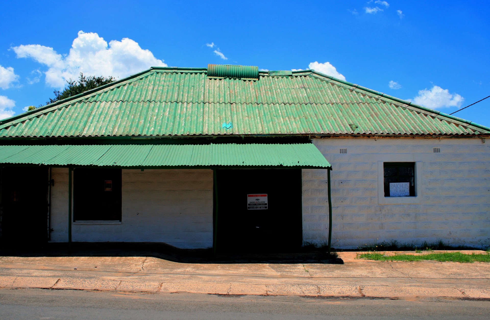 building white roof free photo