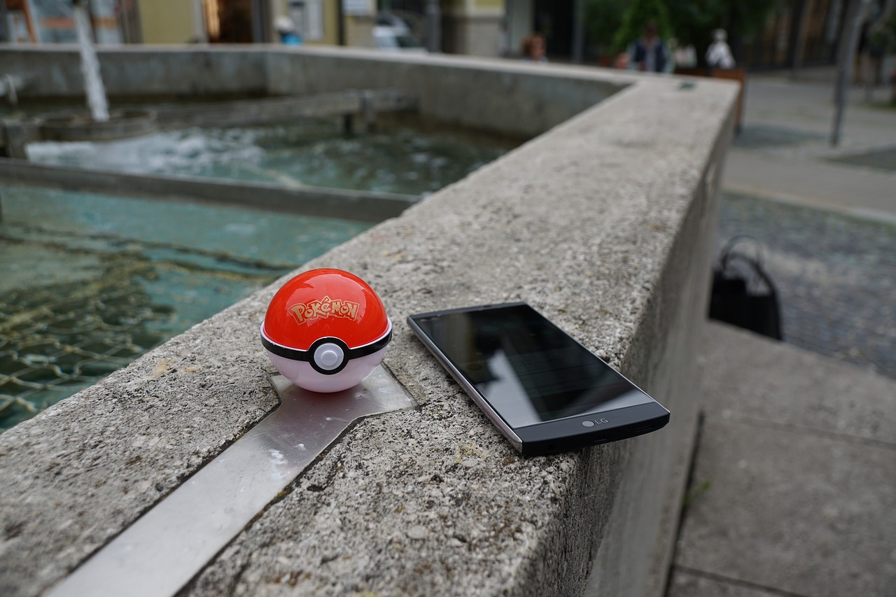 smartphone pokemon go pokeball free photo