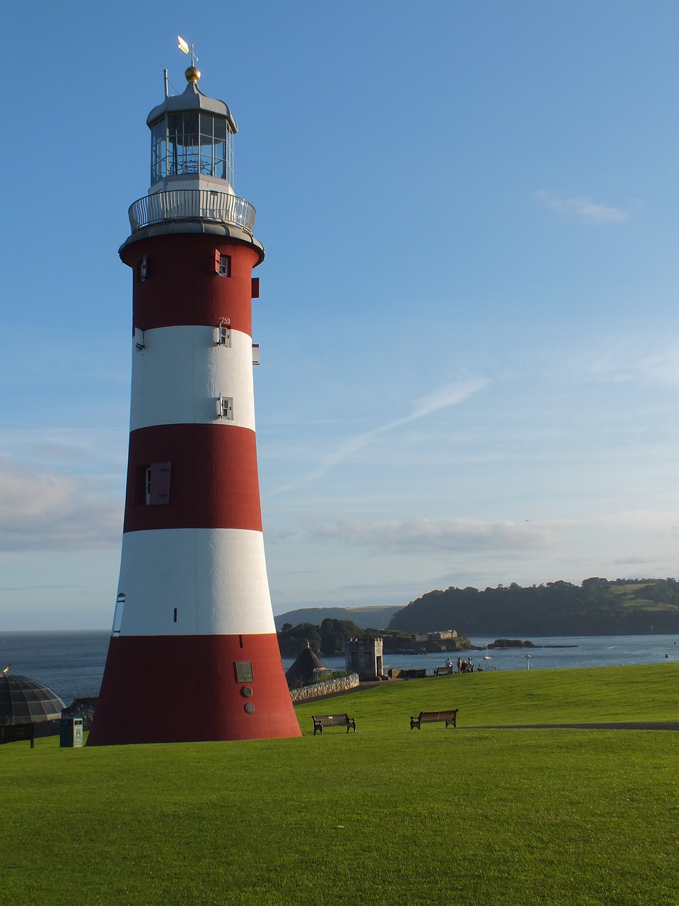 smeatons tower  plymouth hoe  plymouth free photo