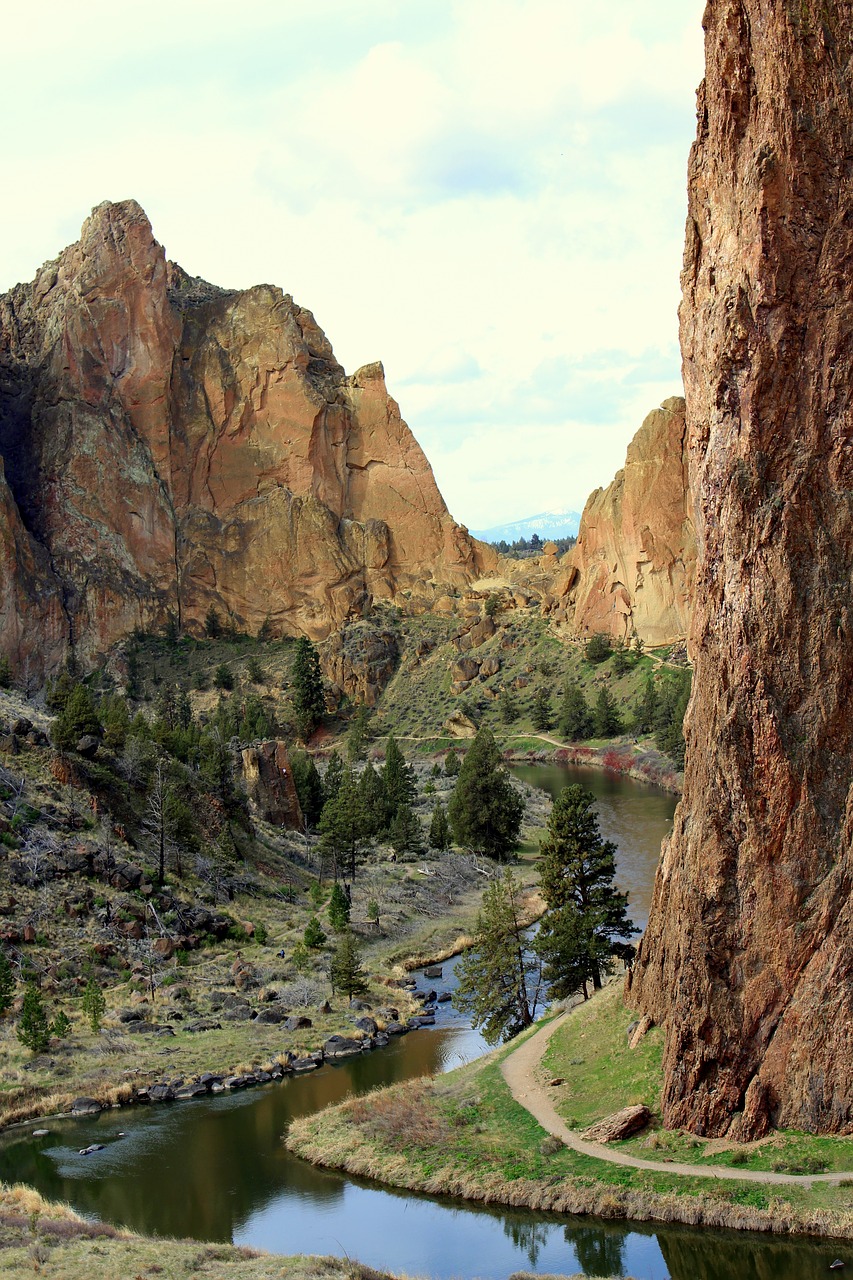 smith rock  eastern oregon  trail free photo