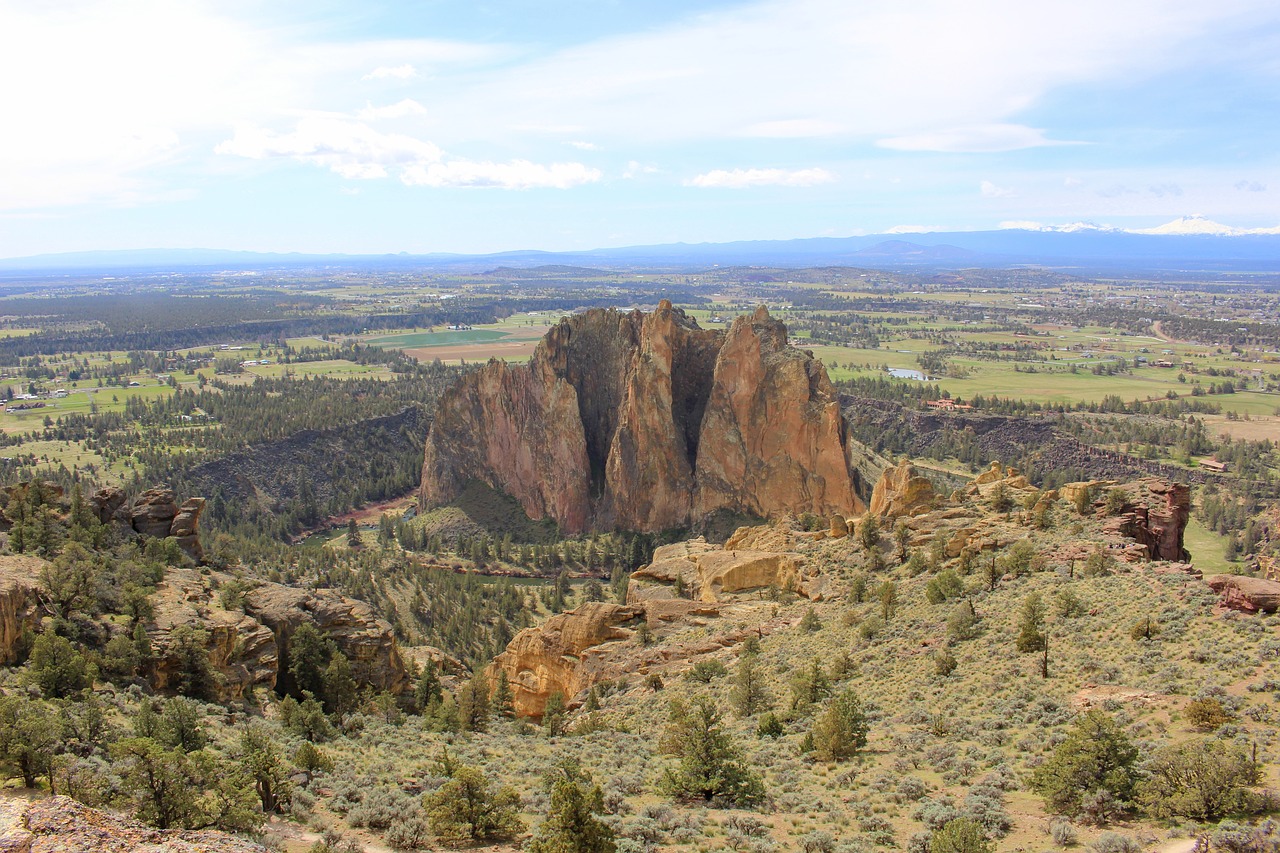 smith rock  eastern oregon  trail free photo