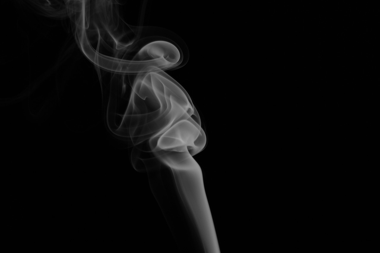 Легкие на черном фоне. Дымок от сигареты. Дым от сигарет. Табачный дым фотошоп. Тонкая струя дыма.