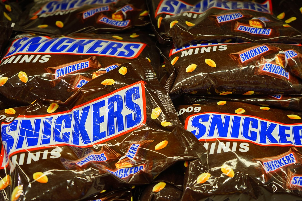 snickers candy bar chocolate free photo