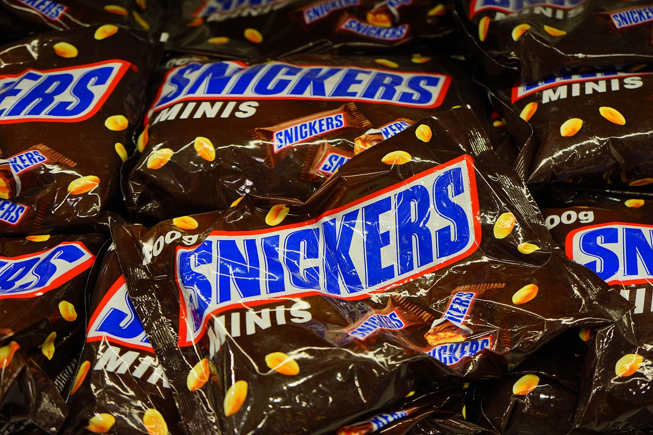 snickers candy bar chocolate free photo