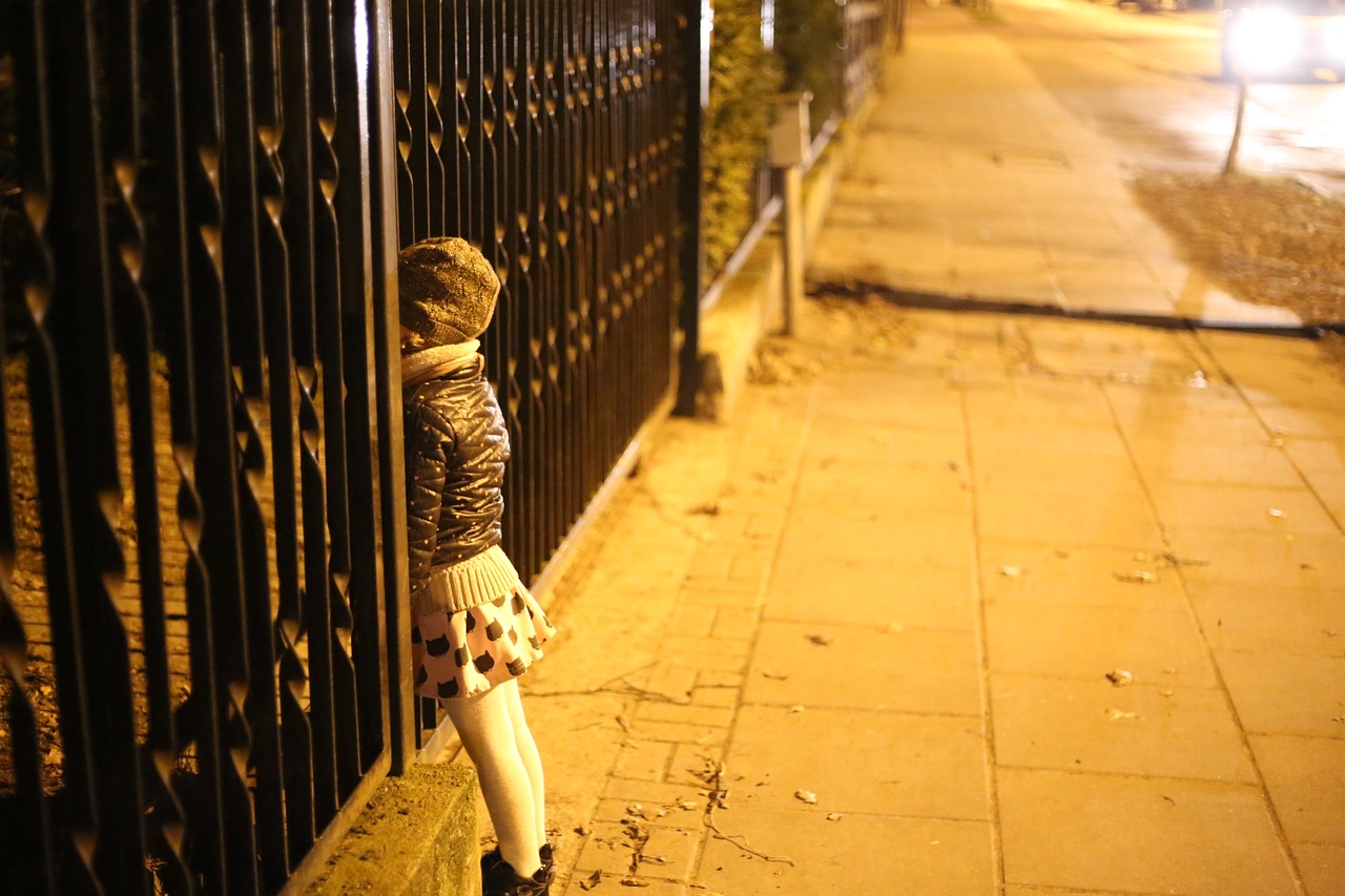 snooping the little girl child free photo