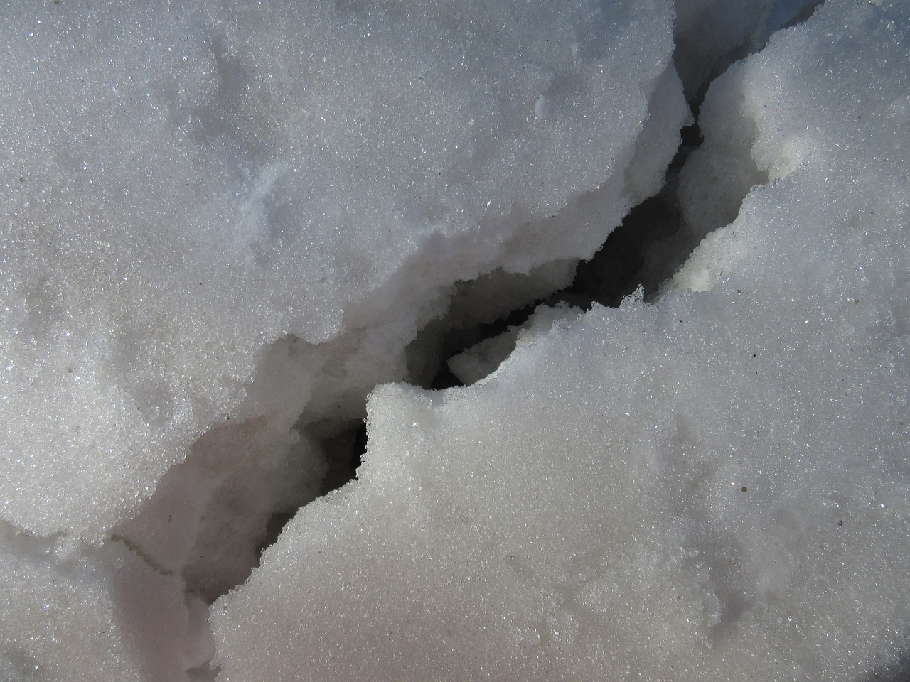 snow column crack free photo