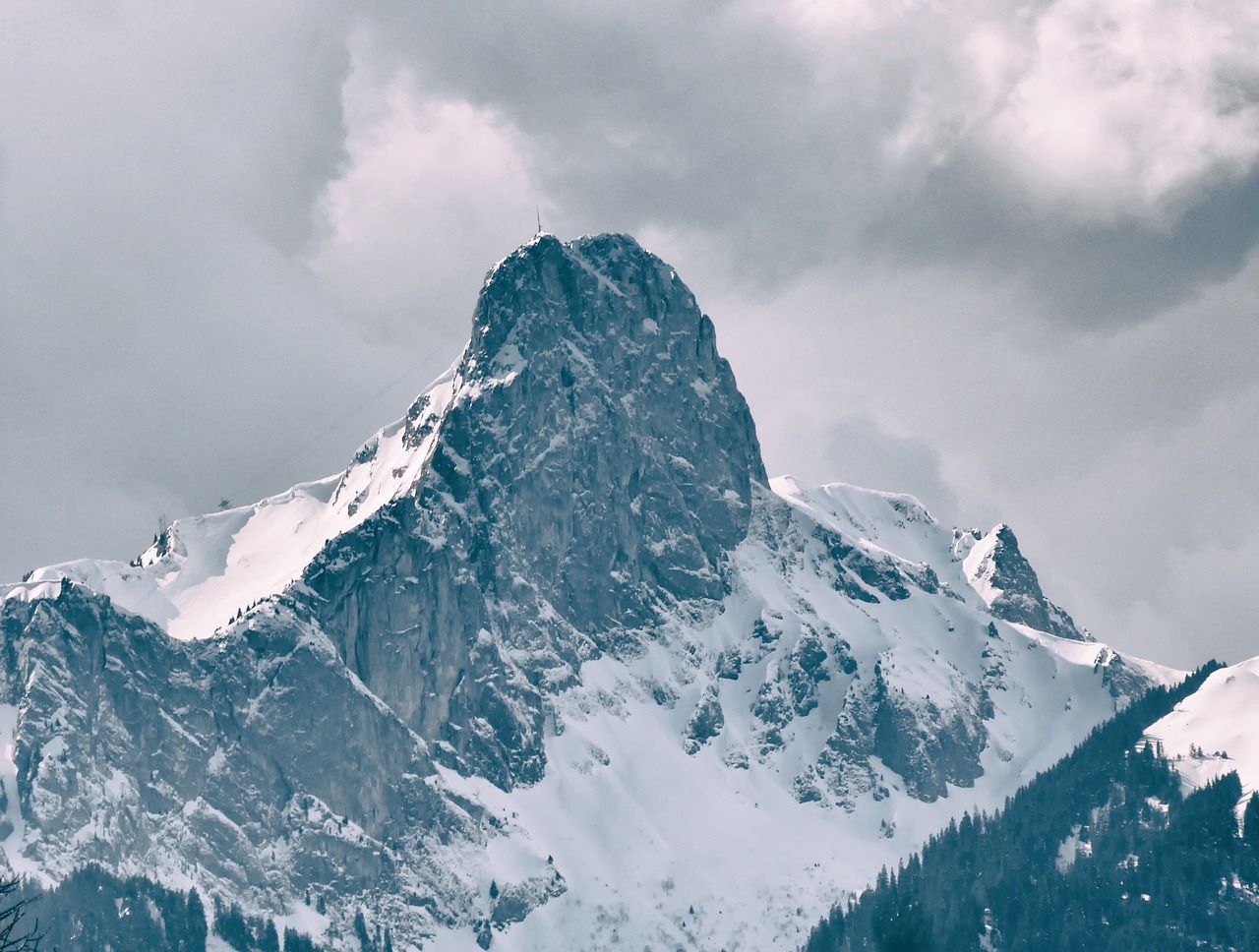 Ice mountain. Гора с ледяной вершиной. Снежные горы ледники. Снег горы медитативное. Вершины гор в снегу на зеленом фоне.