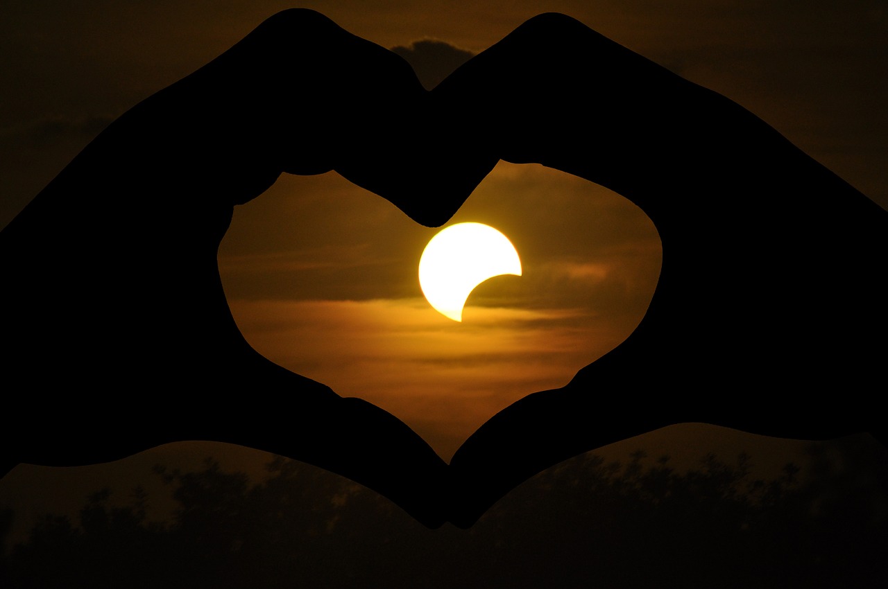 solar eclipse love heart free photo