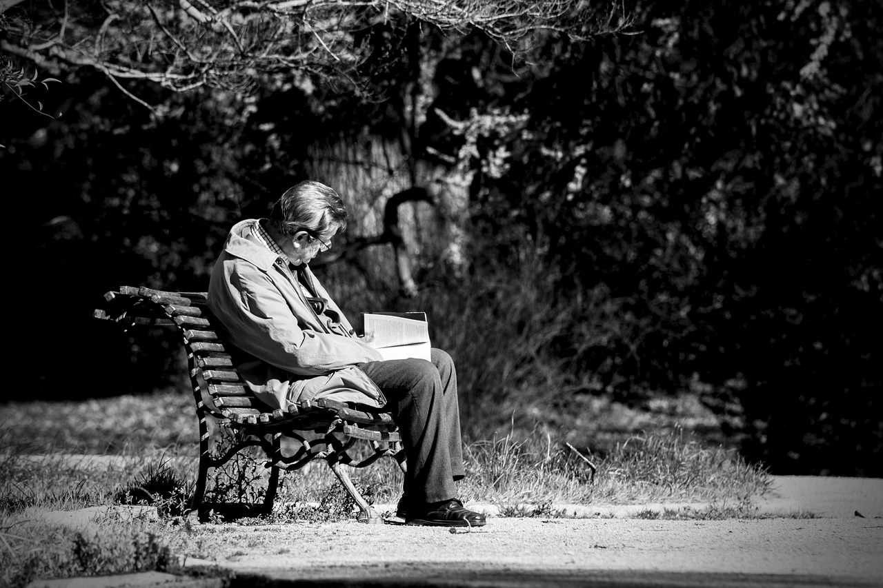 solo reader old free photo