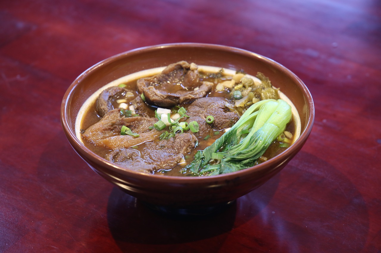soup  chinese soup  beef noodle soup free photo