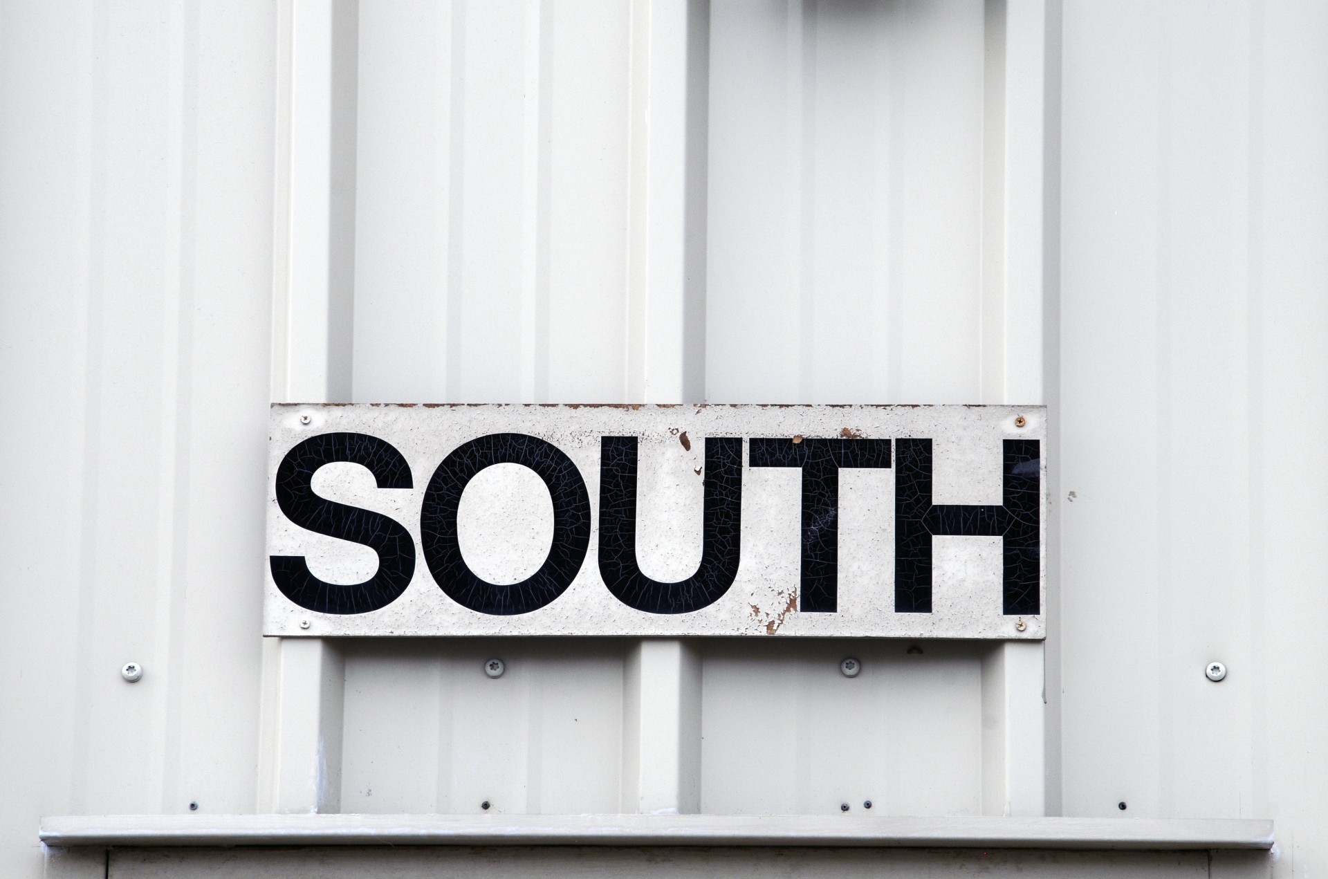 south direction sign free photo