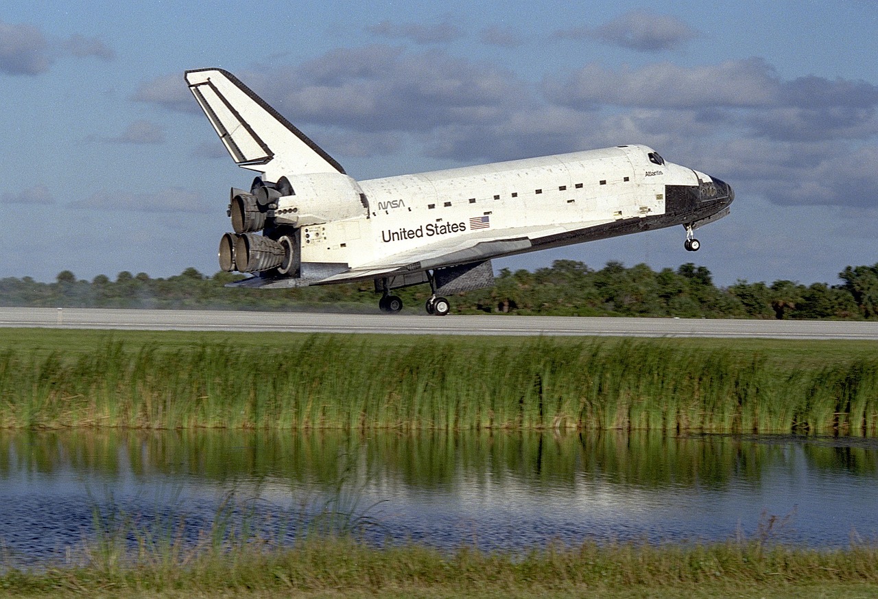 space shuttle atlantis landing free photo