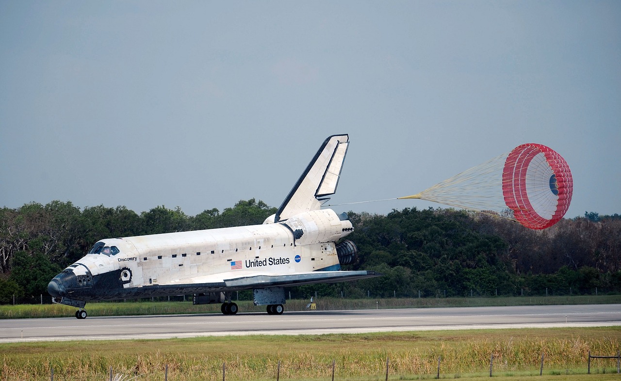 space shuttle discovery landing free photo