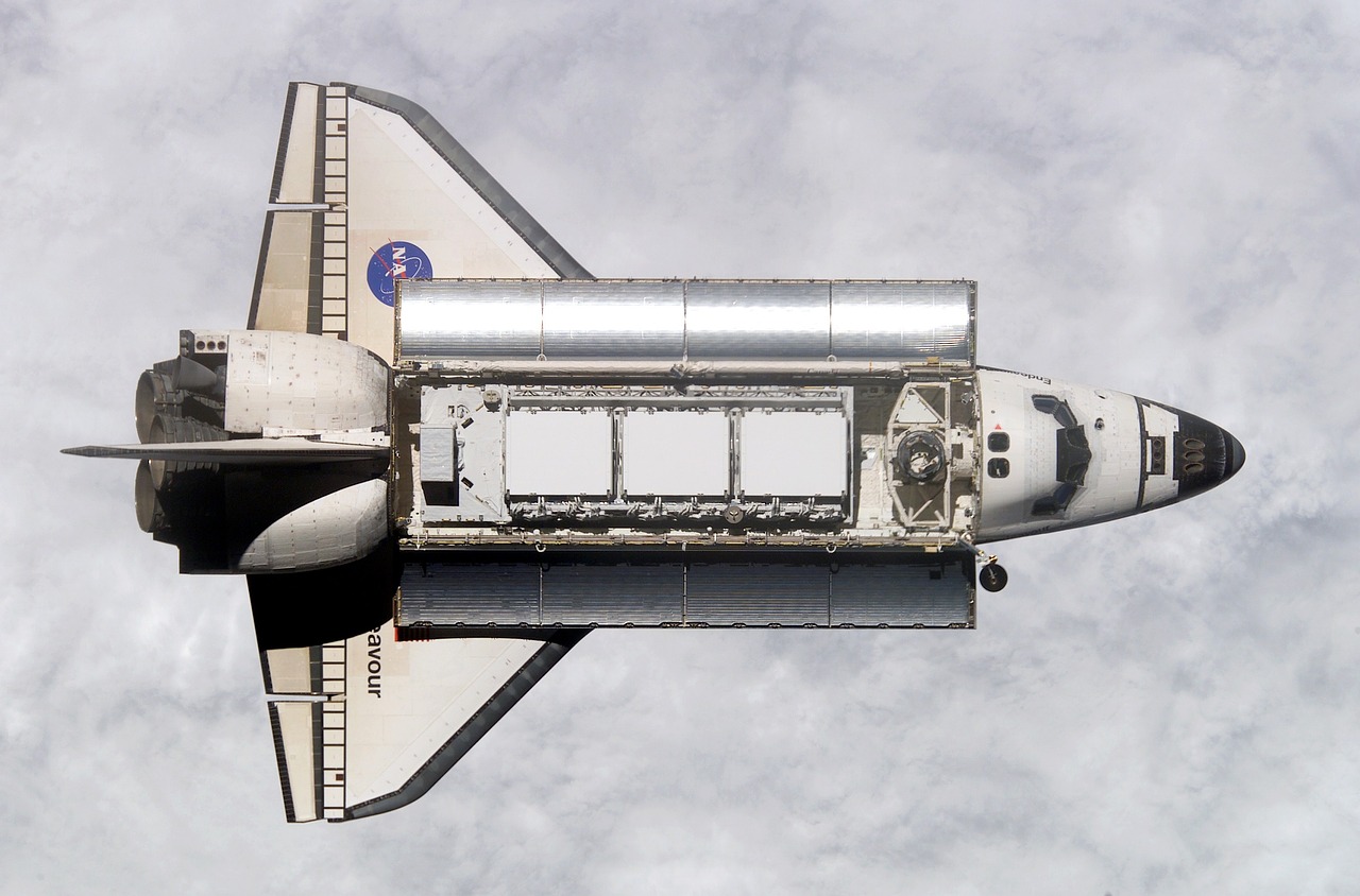 space shuttle endeavour above free photo