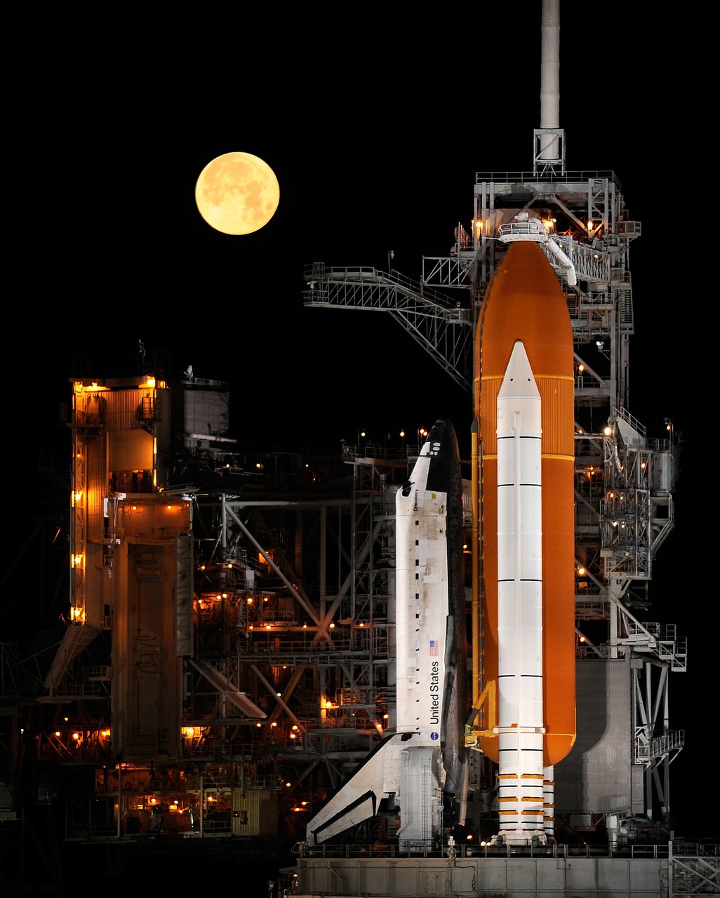 space shuttle discovery night free photo