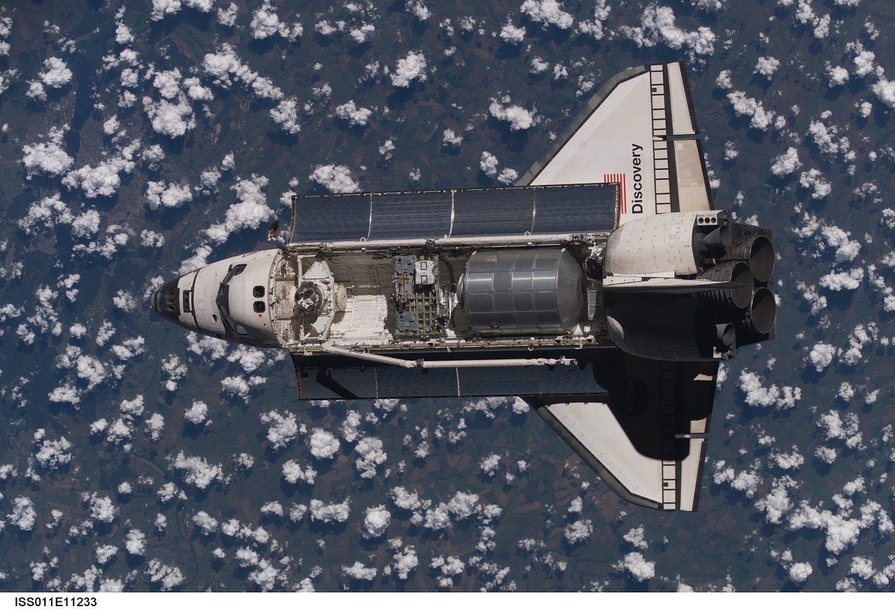 space shuttle discovery above free photo