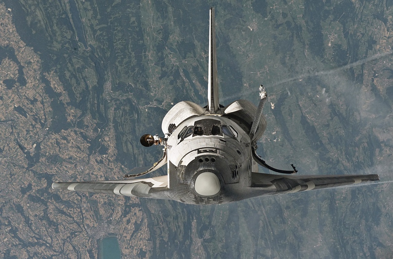 space shuttle discovery spaceship free photo