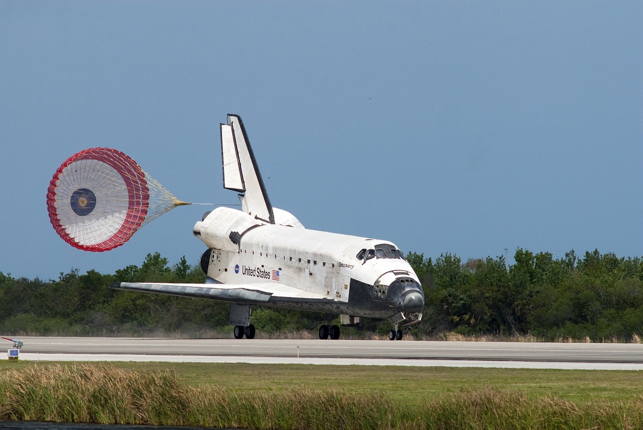 space shuttle discovery landing free photo