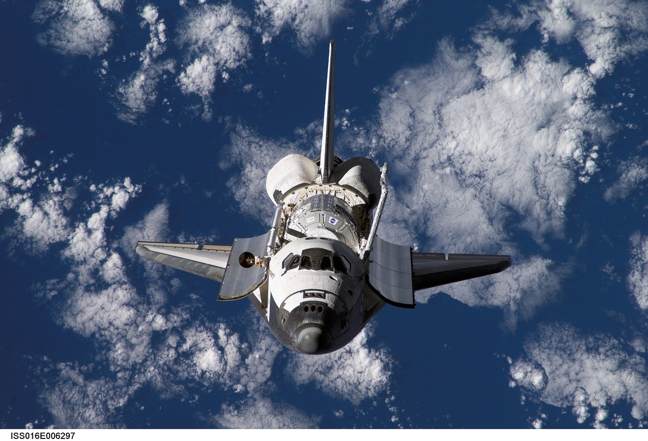 space shuttle discovery cosmos free photo