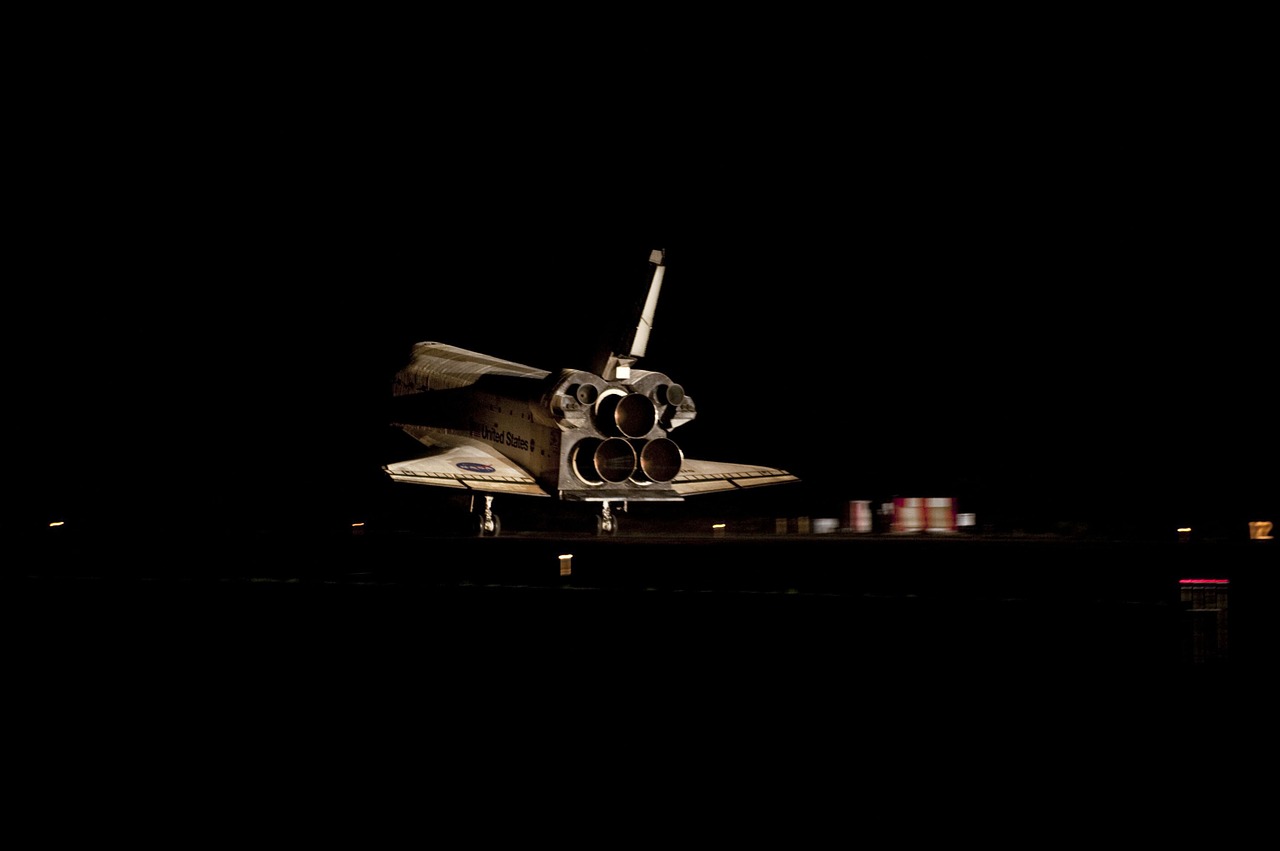 space shuttle landing atlantis runway free photo