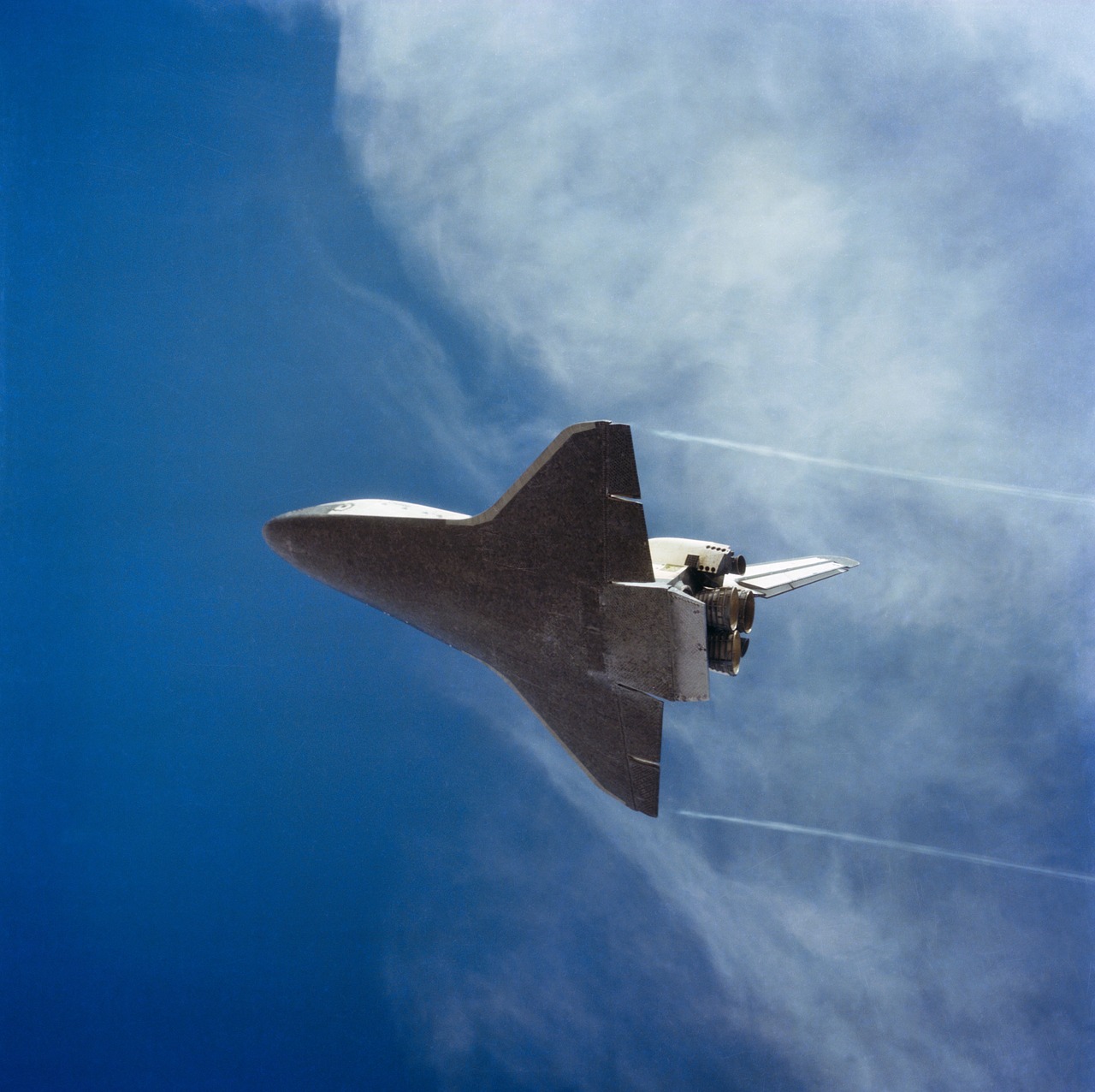 space shuttle landing wingtip vortices flying free photo