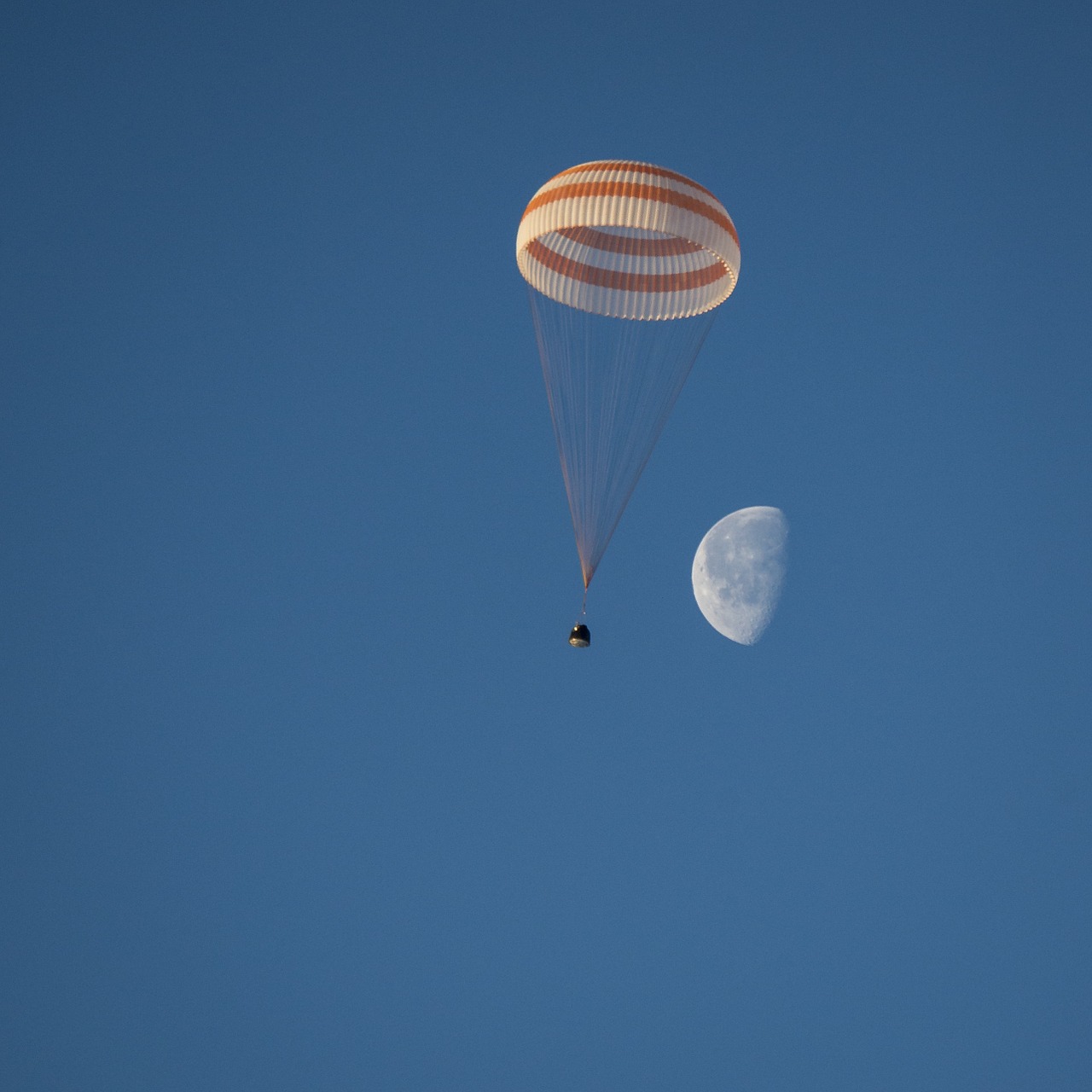 spacecraft landing soyuz free photo