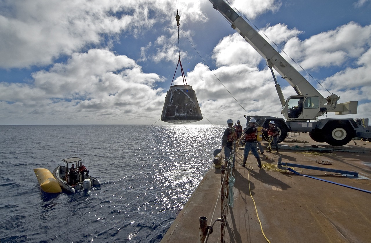 spacecraft spacex spaceship free photo