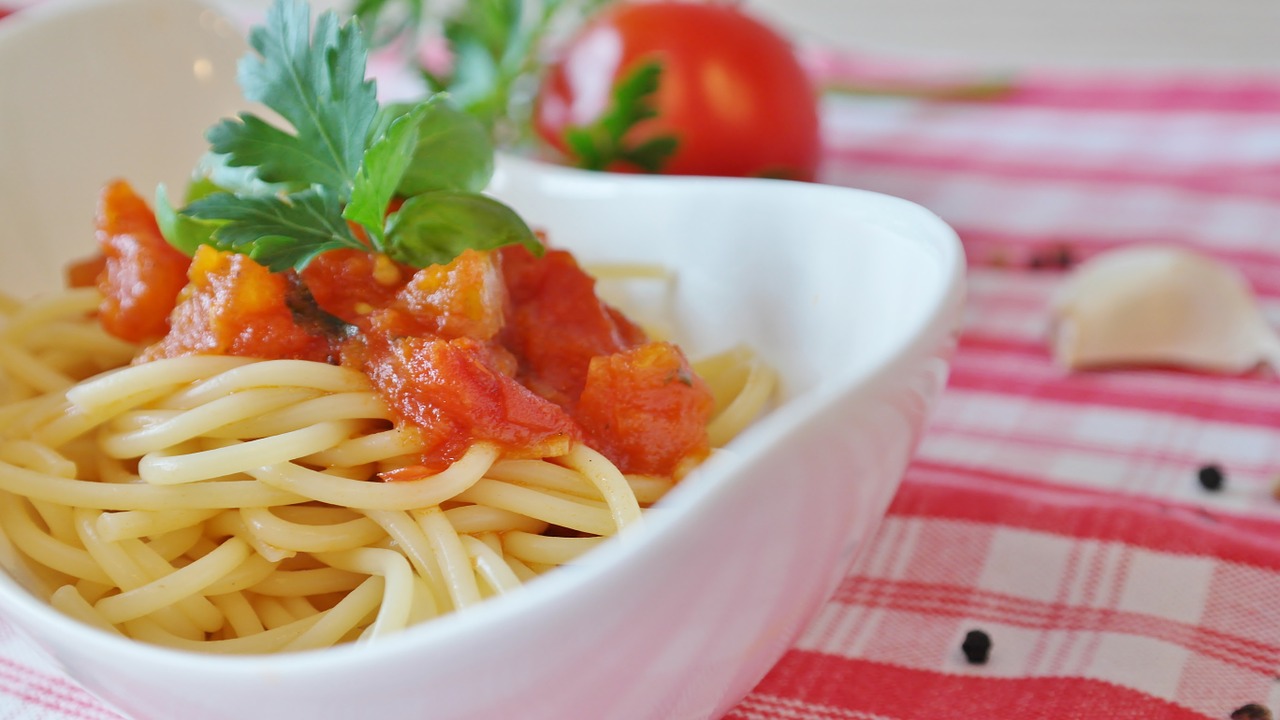 spaghetti tomatoes tomato sauce free photo