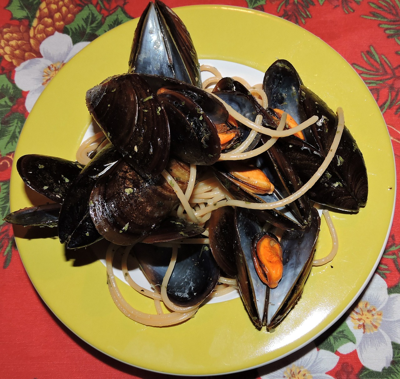spaghetti mussels dish free photo