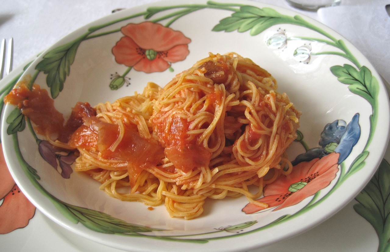 spaghetti tomato sauce decorative serving plate free photo