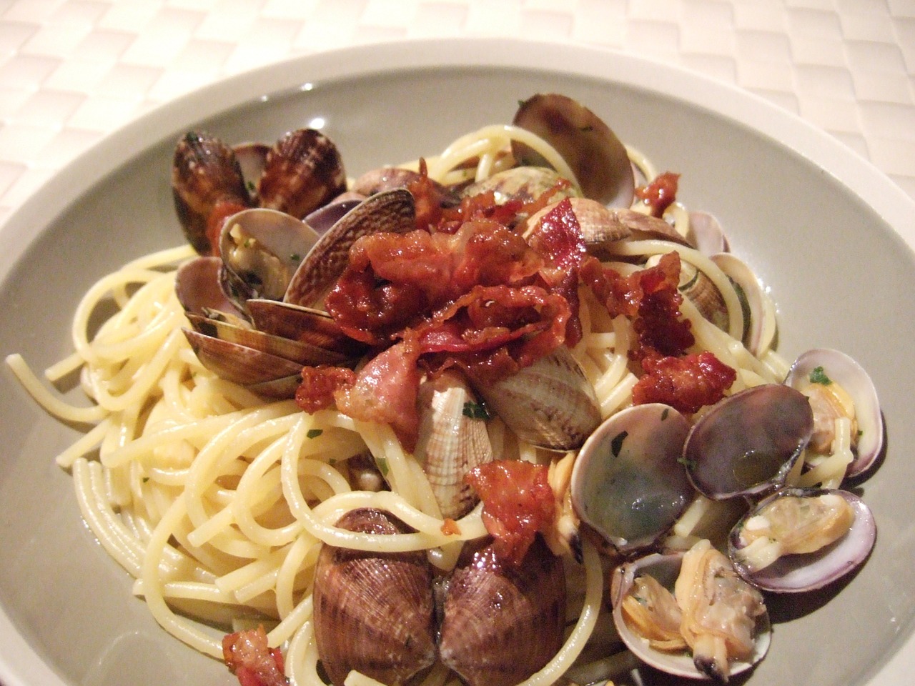 spaghetti clams bacon free photo