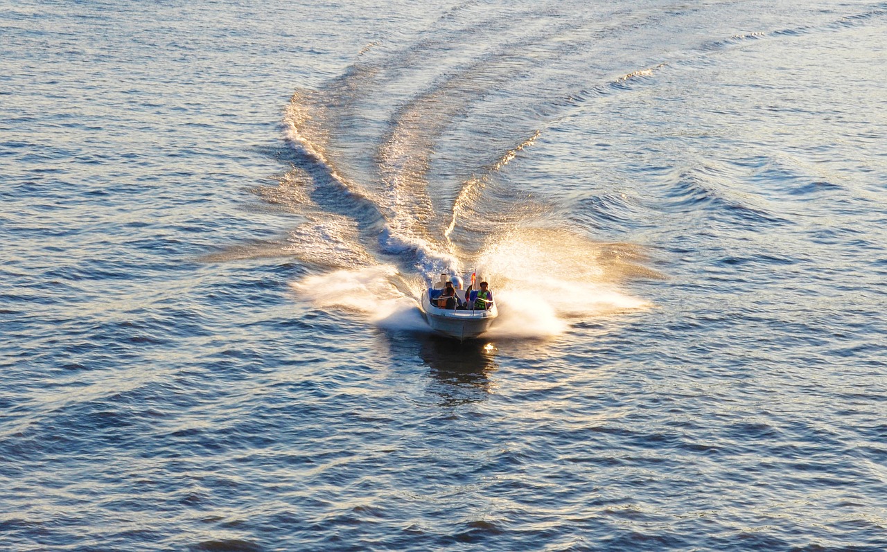 speed boat the water ripple free photo