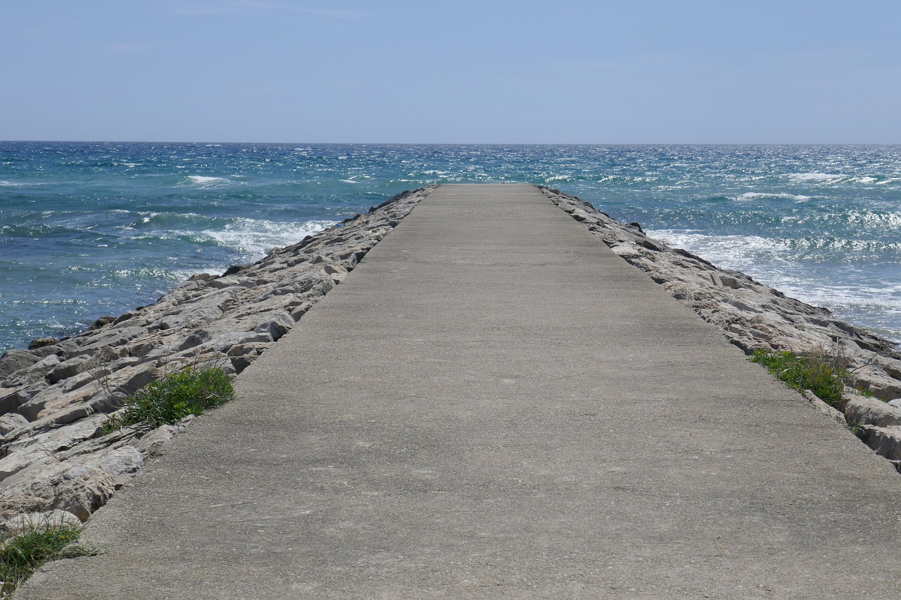 sperlonga  sea  pedestrian path free photo